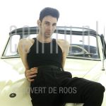 13-05-1978 Robert Gordon at studio in Amsterdam.

[keywords]Posed, Half Length, Eyecontact, Car[/keywords]